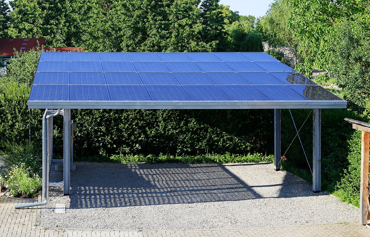 carport-ombriere-solaire-panneaux-photovoltaiques-arbres.jpeg