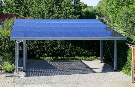 carport-ombriere-solaire-panneaux-photovoltaiques-arbres.jpeg